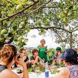 Weinprobe Weindorfkind in Sulzfeld - Thomas Rebel
Weintrinken unter dem Apfelbaum - Weinerelbnis | © © rebel-shotz.com