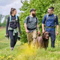 Fotoshooting Wandern - Florian Trykowski
Wandern durch Wald und Weinberge, Hügel-Sofa, Wandern mit Aussicht, evtl. Wandern am See (Bernhardsweiher), Vesper-Pause | © (c)floriantrykowski.de