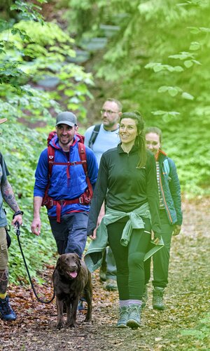 Fotoshooting Wandern - Florian Trykowski
Wandern durch Wald und Weinberge, Hügel-Sofa, Wandern mit Aussicht, evtl. Wandern am See (Bernhardsweiher), Vesper-Pause | © (c)floriantrykowski.de