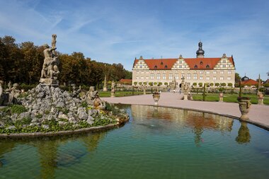 Schloss und Schlossgarten Weikersheim mit dem Herkulesbrunnen

SoMe Reise Liebliches Taubertal "Route der Genüsse" 2023 | Creator: Susanne Maier (@blackdotswhitespots)