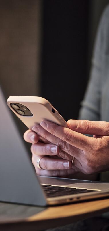 Austausch zwischen zwei Kollegen im Hotel Maier in Friedrichshafen

MICE-Shooting Nachhaltigkeit TMBW 2024