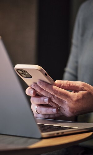 Austausch zwischen zwei Kollegen im Hotel Maier in Friedrichshafen

MICE-Shooting Nachhaltigkeit TMBW 2024