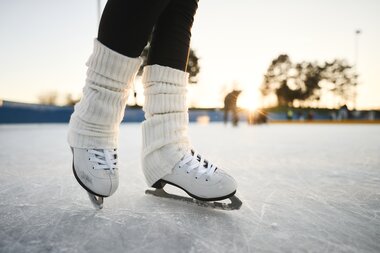 Eislaufen auf der Kunsteisbahn in Heddesheim, Baden-Württemberg, Deutschland im Winter,