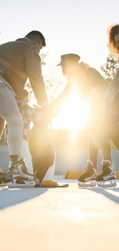 Eislaufen auf der Kunsteisbahn in Heddesheim, Baden-Württemberg, Deutschland im Winter,
