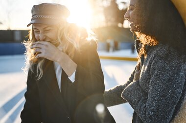 Eislaufen auf der Kunsteisbahn in Heddesheim, Baden-Württemberg, Deutschland im Winter,