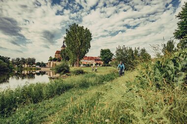 Lamparter-Park Lauffen am Neckar - Rast- und Picknickplatz am Neckartal-Radweg im HeilbronnerLand, Baden-Württemberg, Deutschland