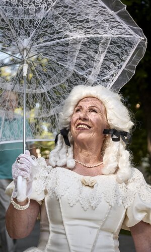 Stadtführung in Öhringen, Hohenlohe, Baden-Württemberg, Deutschland

Themenführung mit einer barocken Hofdame im Hofgarten Öhringen | © Stefan Leitner