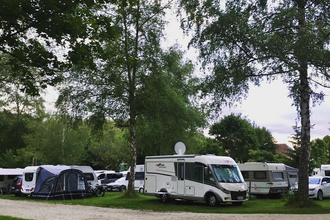 Blick auf den unter großen Bäumen liegenden Campingplatz Tauberromantik in Rothenburg o.d.T. | © Liebliches Taubertal