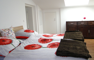 Doppelbett und ein dunkelbrauner Holzschrank | © Neckar-Zaber-Tourismus e.V.