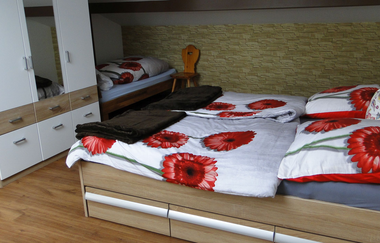 Doppelbett und ein Einzelbett, daneben ein großer Kleiderschrank mit Spiegel in der Mitte | © Neckar-Zaber-Tourismus e.V.