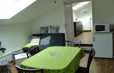 Wohnraum mit Esstisch und vier Stühlen und einer Sofaecke | © Neckar-Zaber-Tourismus e.V.