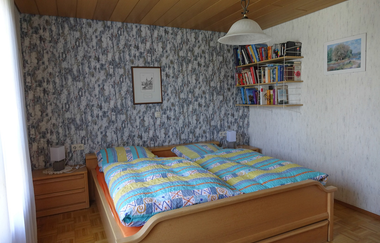 Schlafzimmer mit einem Bücherregal und jeweils ein Nachttischschränkchen mit Lampe an den Seiten des Doppelbettes | © Neckar-Zaber-Tourismus e.V.