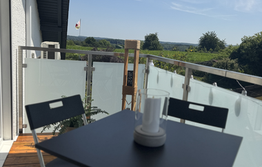 Balkon mit Tisch und 3 Stühlen und einem Sonnenschirm | © Block