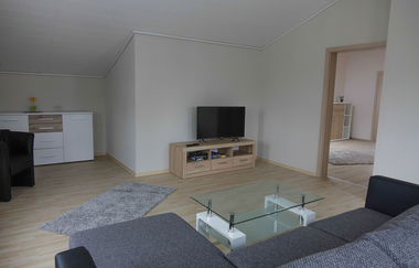 Wohnzimmer mit Couch, Tisch, Fernseher und Schrank | © Neckar-Zaber-Tourismus e.V.