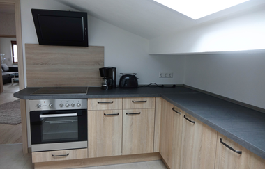 Hölzerne Küche mit Backofen, Herd und Kaffeemaschine | © Neckar-Zaber-Tourismus e.V.