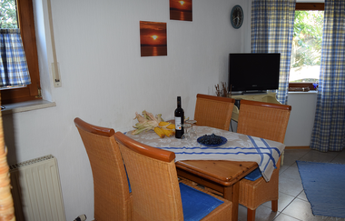 Esstisch mit vier Stühlen und Fernseher | © Neckar-Zaber-Tourismus e.V.