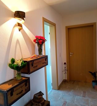 Aufnahme des Flurs mit Eingangstüre, Glastüre und hölzernen Regalkisten | © Neckar-Zaber-Tourismus e.V.