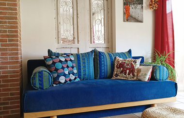 Blick auf das blaue Sofa mit vielen farblich passenden Kissen | © Neckar-Zaber-Tourismus e.V.