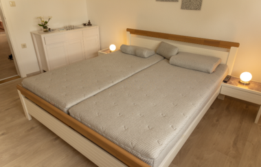 Schlafzimmer mit Doppelbett, jeweil ein Nachttischschrank und einer weißen Kommode | © Neckar-Zaber-Tourismus e.V.