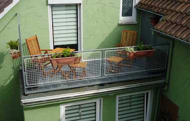 Balkon mit kleinem Tisch und zwei Stühlen | © Neckar-Zaber-Tourismus e.V.