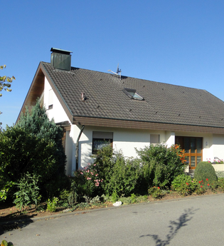 Außenansicht: weißes Gebäude mit dunkelbraunem Dach | © Neckar-Zaber-Tourismus e.V.