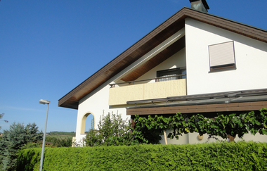 Außenansicht: weißes Gebäude mit dunkelbraunem Dach und ein Balkon | © Neckar-Zaber-Tourismus e.V.