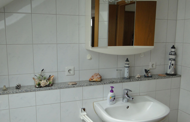 Badezimmer mit Waschbecken und Spiegel | © Neckar-Zaber-Tourismus e.V.