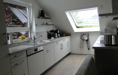 Küche mit weißen Schränken, Spülmaschine und Spülbecken | © Neckar-Zaber-Tourismus e.V.