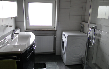 Badezimmer mit Waschbecken und Waschmaschine | © Neckar-Zaber-Tourismus e.V.
