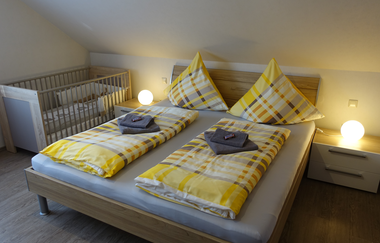 Doppelbett mit Kinderbett