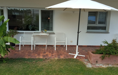 Terrasse mit Tisch, zwei Stühlen und Sonnenschirm | © Dörr