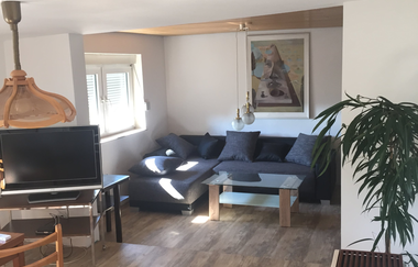 Wohnzimmer mit Couch und Fernseher | © Neckar-Zaber-Tourismus e.V.