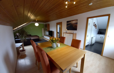 Esszimmertisch mit vier Stühlen | © Neckar-Zaber-Tourismus e.V.