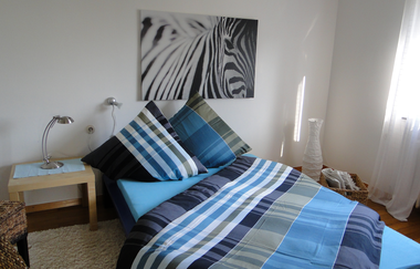 Schlafzimmer mit einzelbett und Nachttisch mit Lampe | © Neckar-Zaber-Tourismus e.V.