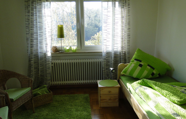 Schlafzimmer mit einem Bett, einem Nachttisch und zwei Stühlen | © Neckar-Zaber-Tourismus e.V.