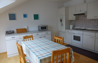 Küche mit Esstisch und vier Stühlen | © Neckar-Zaber-Tourismus e.V.