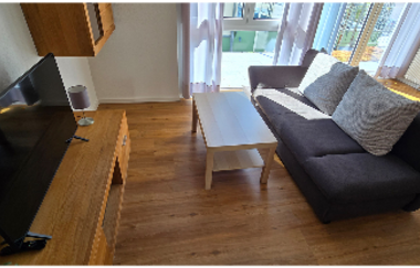 Wohnbereich der Ferienwohnung mit Sofa, Kommode und Fernseher | © Landgut Schellenbauer