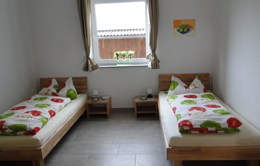 Zimmer mit zwei Einzelbetten mit jeweils einem Nachttisch und Lampe und einem Fenster dazwischen | © Neckar-Zaber-Tourismus e.V.