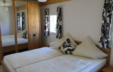 Doppelzimmer mit großem Bett und großem Spiegelschrank | © Neckar-Zaber-Tourismus e.V.