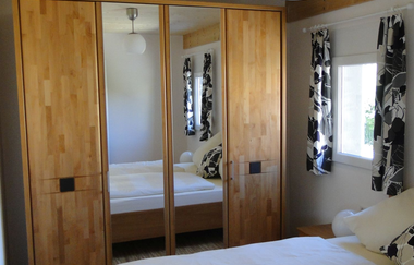 Doppelzimmer mit großem Bett und Spiegelschrank | © Neckar-Zaber-Tourismus e.V.