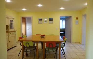 Aufenthaltsraum mit acht Stühlen, gelb gestrichene Wände | © Neckar-Zaber-Tourismus