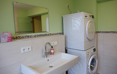 Badezimmer mit Waschmaschinen, einem Waschbecken und Spiegel | © Neckar-Zaber-Tourismus e.V.