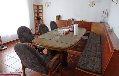 Aufenthaltsraum mit einem Tisch und vier Stühlen und einer langen Sitzbank | © Neckar-Zaber-Tourismus e.V.