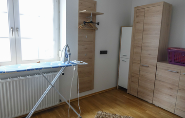 Bügelzimmer mit vielen Schränken und Kleiderbügeln | © Neckar-Zaber-Tourismus e.V.