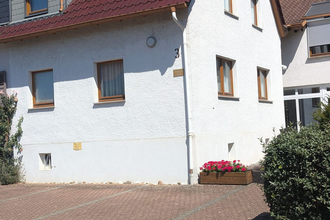 Zweistöckiges Haus mit Parkplätzen | © Bauer-Thorpe