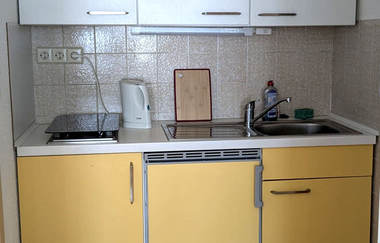 Küchenzeile in gelb und weiss | © Bauer-Thorpe