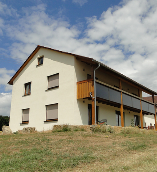 Außenansicht: weißbeiges Gebäude mit Balkonen | © Neckar-Zaber-Tourismus e.V.