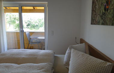 Doppelzimmer mit Doppelbett und Blick zum Balkon | © Neckar-Zaber-Tourismus e.V.