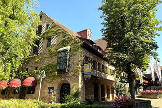 Außenansicht der Herzogskelter mit roten Markisen an einem sonnigen Tag | © Herzogskelter Güglingen