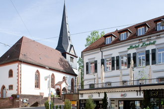 Hotel Kredell in Neckargemünd von außen. Nebenan befindet sich eine Kirche | © Hotel Kredell